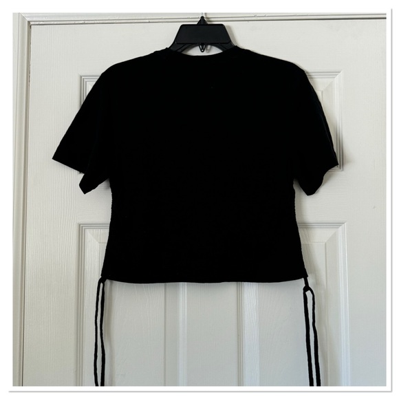 Women’s Short Sleeve T-Shirt Universal Thread - Picture 3 of 4